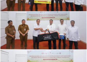 Bupati Humbahas, Dosmar Banjarnahor, SE, saat menerima alat Antropometri dan SDIDTK (Stimulasi Deteksi Dini Tumbuh Kembang) dari Kepala Satuan Pemeriksa Internal PT. Kustodian Sentral Efek Indonesia, Gusrinaldi Akhyar, di Ruang Rapat Sekretariat Kantor Bupati, Doloksanggul, Selasa (4/7/2023), lalu.