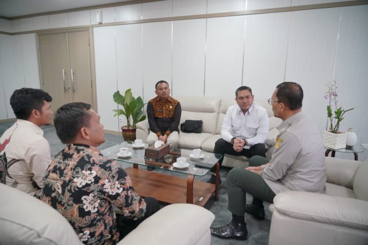 Bupati Pakpak Bharat, Franch Bernhard Tumanggor, bertemu dengan Direktorat Jendral (Dirjen) Prasarana dan Sarana Pertanian (PSP) Kementerian Pertanian, Ir. Ali jamil, M.P., Ph.D, Jumat (21/07/2023).