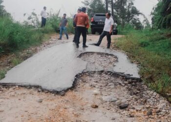 Bupati Humbahas, Dosmar Banjarnahor, saat meninjau pembangunan jalan Pangungkitan-Pusuk I, Kecamatan Parlilitan, Jumat (7/7/2023), lalu.