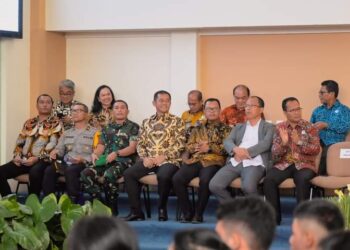 Bupati Humbahas, Dosmar Banjarnahor, SE, menghadiri wisuda Angkatan IX dan pengukuhan Angkatan XII SMA Unggul  DEL, Sabtu (22/7/2023), lalu, di Gedung Serbaguna SMA Unggul Del, Kabupaten Toba.