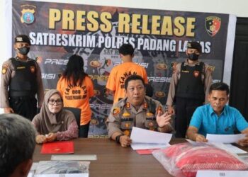 Kapolres Palas, AKBP Diari Estetika memaparkan kasus perbuatan cabul dan eksploitasi anak pada saat pada Pres release Jum'at (28/07/2023) lal di Mapolres Palas.