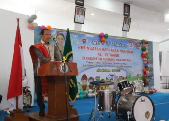 Bupati Humbang Hasundutan, Dosmar Banjarnahor, SE, saat memberikan kata sambutan.