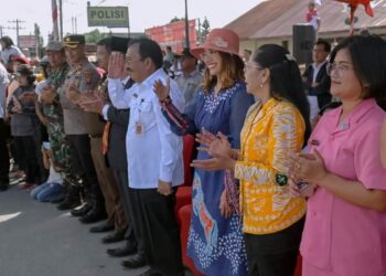 Parade marching band dilepas Sekdakab Humbahas, Drs Tonny Sihombing, dari depan Mapolsek Doloksanggul menuju lapangan Merdeka Doloksanggul, dan dihadiri Ketua TP PKK Humbahas, Ny Lidia Dosmar Banjarnahor dan para pimpinan OPD Kabupaten Humbang Hasundutan, Selasa (26/7/2023).