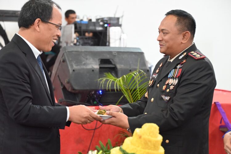 Bupati Humbahas, Dosmar Banjarnahor, SE, mendapat kue HUT Bhayangkara ke-77 dari Kapolres Humbahas, AKBP Hary Ardianto SIK, di Mapolres Humbahas, Desa Tapian Nauli, Kecamatan Lintongnihuta, Sabtu (1/7/2023).