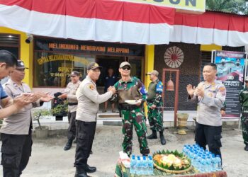 Personil TNI Rindam I BB memberikan kejutan di Mako Polsek Bangun, pada Selasa (4/7/2023) pagi tadi, sekitar pukul 08.30 WIB.