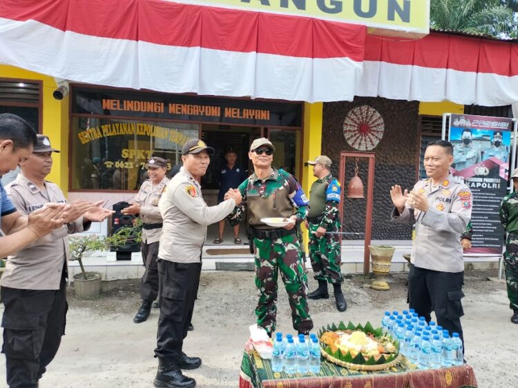 Personil TNI Rindam I BB memberikan kejutan di Mako Polsek Bangun, pada Selasa (4/7/2023) pagi tadi, sekitar pukul 08.30 WIB.
