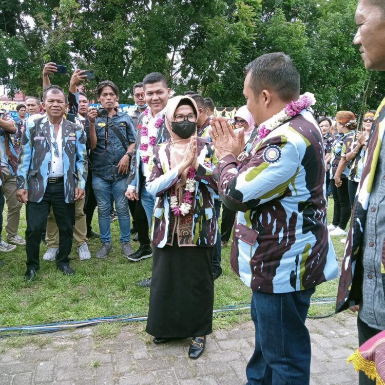 Andilo Evendy Siahaan S.Hut menyambut Wali Kota Siantar, dr. Hj Susanti Dewayanid di acara pelantikan DPD IPK Pematangsiantar, beberapa waktu lalu.
