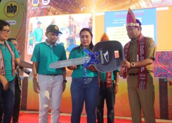 Wabup Humbahas, DR. Oloan Paniaran Nababan, SH, MH, menghadiri Gebyar Undian Tabungan Pundi Periode XV Tahap 29 Badan Perkreditan Rakyat (BPR) PT. Nusantara Bona Pasogit (NBP) Group, Selasa (18/7/2023), dipusatkan di Wisama HKBP Pargodungan Doloksanggul.
