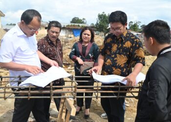 Bupati Humbahas, Dosmar Banjarnahor, meninjau proyek pembangunan Pusat Layanan Usaha Terpadu (PLTU), di Doloksanggul, Kamis (6/7/2023).