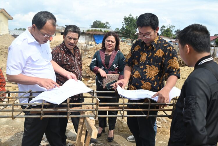 Bupati Humbahas, Dosmar Banjarnahor, meninjau proyek pembangunan Pusat Layanan Usaha Terpadu (PLTU), di Doloksanggul, Kamis (6/7/2023).