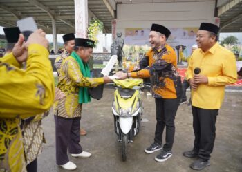 Bupati Pakpak Bharat menyerahkan satu unit sepeda motor sebagai bantuan operasional kepada LPTQ Kabupaten Pakpak Bharat yang diterima Ketua LPTQ, Ust. Zulkarnaen Padang.