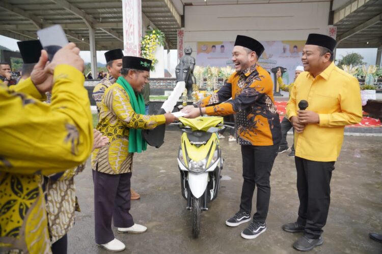 Bupati Pakpak Bharat menyerahkan satu unit sepeda motor sebagai bantuan operasional kepada LPTQ Kabupaten Pakpak Bharat yang diterima Ketua LPTQ, Ust. Zulkarnaen Padang.