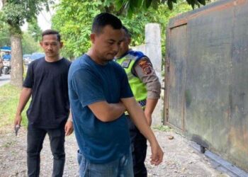 Nover Baruwu (Kaus biru dongker), sopir mobil Toyota Avanza hitam yang ditemukan tak jauh dari penemuan mayat 2 pak Oga atau relawan lalu lintas di Jalan AH Nasution. Dia merasa tak ada menabrak manusia dan cuma nabrak pohon di lokasi. TRIBUN MEDAN/FREDY SANTOSO