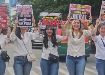 Sejumlah perempuan yang tergabung dalam Kelompok Cewek Antibegal (Cabe) berkumpul di titik Nol Kota Medan, Jalan Pulau Pinang, Sumatera Utara, Jumat (14/7/2023). (Foto: Aminurasid).