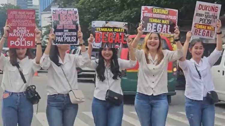 Sejumlah perempuan yang tergabung dalam Kelompok Cewek Antibegal (Cabe) berkumpul di titik Nol Kota Medan, Jalan Pulau Pinang, Sumatera Utara, Jumat (14/7/2023). (Foto: Aminurasid).