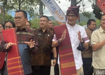 Menparekraf Sandiaga Uno mengenakan Ulos di Kabupaten Toba. (Foto: Kartika Sari/detikSumut)