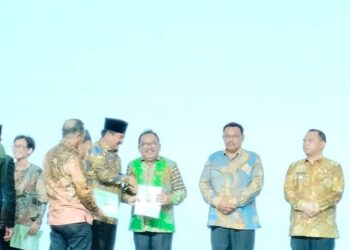 Bupati Humbang Hasundutan yang diwakili Sekretaris Daerah, Drs. Tonny Sihombing, M.IP, menerima 24 sertifikat tanah aset Pemkab Humbahas dan 1 (satu) sertifikat tanah rumah ibadah, baru-baru ini, di Aula Raja Inal Siregar (RIS) lantai 2, Kantor Gubernur Sumatera Utara, Medan.