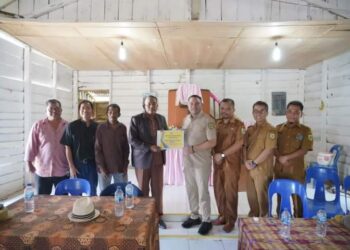 Bupati Pakpak Bharat, Franc Bernhard Tumanggor menyerahkan hibah pembangunan rumah ibadah, di Gereja GKPPD Natam Julu, Kecamatan Kerajaan Resort Tinada, Rabu (12/7/2023).