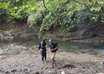 Sejumlah pengunjung sedang menikmati tempat wisata aliran sungai Sikabung-kabung di Jalan Besar Kutalimbaru, Dusun Sikabung-kabung, Kabupaten Deliserdang. (TRIBUN MEDAN/ABDAN SYAKURO)