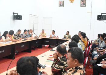Bupati Humbahas, Dosmar Banjarnahor, saat rapat koordinasi bersama Camat, Kepala UPT Puskesmas dan 14 Kepala Desa yang angka stuntingnya masing tinggi, Kamis (6/7/2023), lalu, di ruang rapat Kantor Bupati Humbahas.