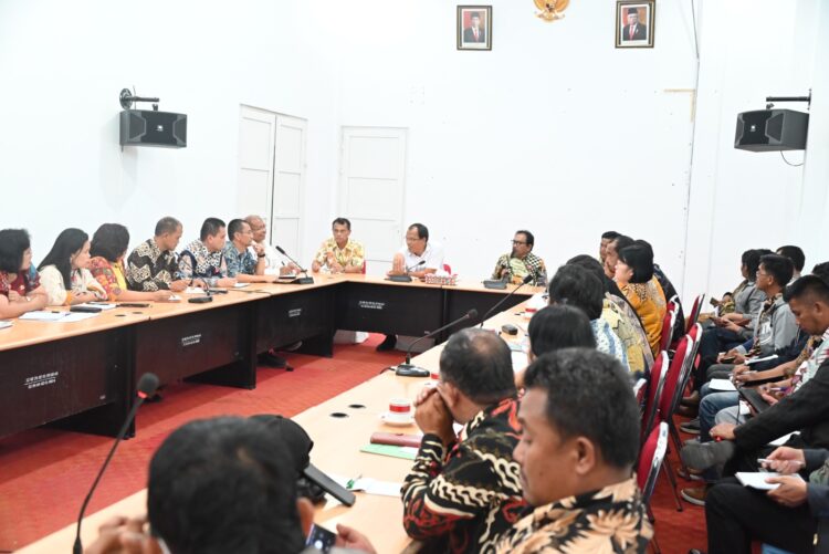 Bupati Humbahas, Dosmar Banjarnahor, saat rapat koordinasi bersama Camat, Kepala UPT Puskesmas dan 14 Kepala Desa yang angka stuntingnya masing tinggi, Kamis (6/7/2023), lalu, di ruang rapat Kantor Bupati Humbahas.