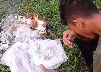 Fahmi membakar undangan resepsi pernikahannya dengan Anggi Anggraeni. (tangkapan layar)