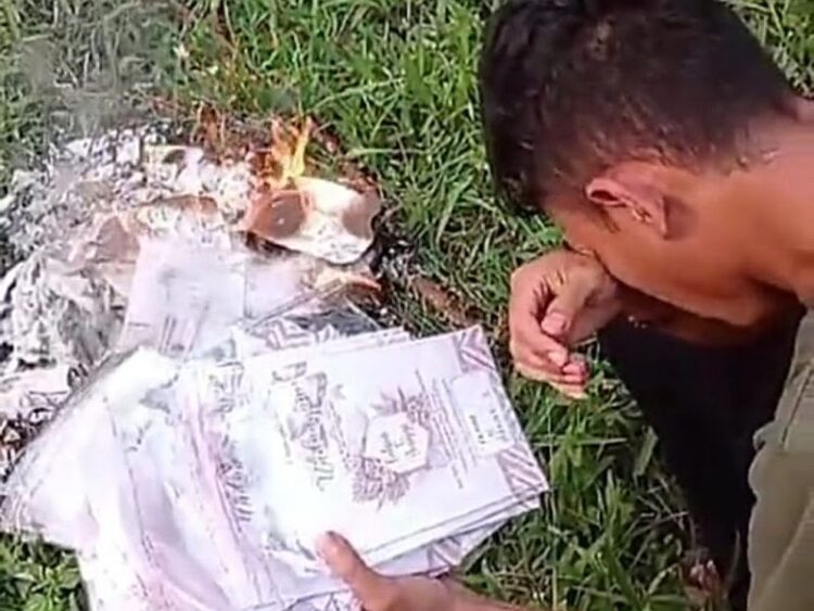 Fahmi membakar undangan resepsi pernikahannya dengan Anggi Anggraeni. (tangkapan layar)