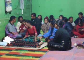 Ibu bocah perempuan yang meninggal dunia saat berada di rumah duka yang berada di Desa Sungai Raya, Kecamatan Siempat Nempu Hulu, Kabupaten Dairi, Sumatera Utara. TRIBUN MEDAN/ALVI