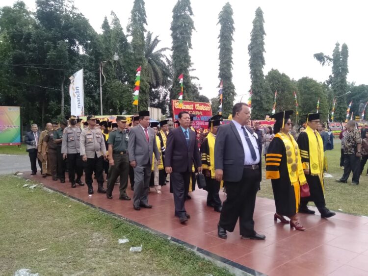 Universitas Simalungun (USI) menggelar wisuda sarjana dan pascasarjana sebanyak 570 orang.