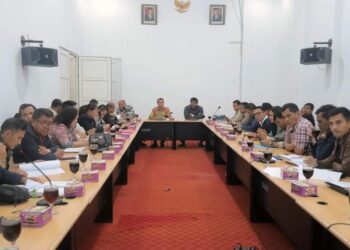 Bupati Humbang Hasundutan (Humbahas), Dosmar Banjarnahor, SE yang diwakili Asisten Pemerintahan, Makden Sihombing, S.Sos, MM, membuka Konsultasi Publik Atas Rancangan Peraturan Daerah (Ranperda) tentang Pajak Daerah dan Retribusi Daerah, Jumat (20/7/2023), di Ruang Rapat Perkantoran Bukit Inspirasi Doloksanggul.