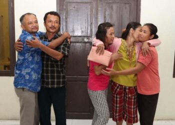 Dua keluarga yang saling lapor menjadi korban penganiayaan dan sama-sama ditetapkan sebagai tersangka di Polres Nias Selatan sepakat berdamai dan saling bermaafan. (Foto: MPI/Jonirman Tafonao)