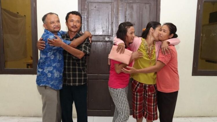 Dua keluarga yang saling lapor menjadi korban penganiayaan dan sama-sama ditetapkan sebagai tersangka di Polres Nias Selatan sepakat berdamai dan saling bermaafan. (Foto: MPI/Jonirman Tafonao)