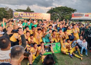 Panglima Kodam I/Bukit Barisan, Mayjend TNI Daniel Chardin, dan Direktur Utama PT. STTC, Bapak Edwin Bingei Purba saat foto bersama pemain Labura Hebat FC, juara 1 kejuaraan sepak bola Union Pangdam I/BB Cup Tahun 2023, di Lapangan Sepak Bola Mardjans Saragih Koramil 08/Bangun, Kecamatan Siantar, Kabupaten Simalungun, Selasa (11/07/2023).