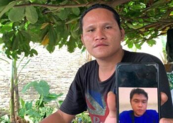 Berto Siagian menunjukkan foto korban semasa hidupnya, Minggu (23/7/2023). TRIBUN-MEDAN/ALFIANSYAH