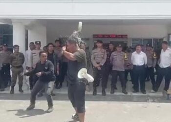 Aksi pendemo di Kejari Tanjungbalai menyiram bensin ke badannya. (Foto: Istimewa)