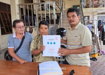 Sofina Boru Aritonang sangat senang menerima Alkitab Braile dari Pemilik Rumah Baca Mutiara Bangsa, Tagor Sitohang, SH.