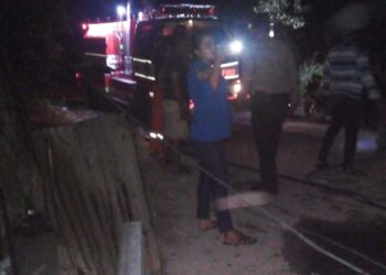 Mobil Damkar dan petugas kepolisian saat di lokasi kejadian.