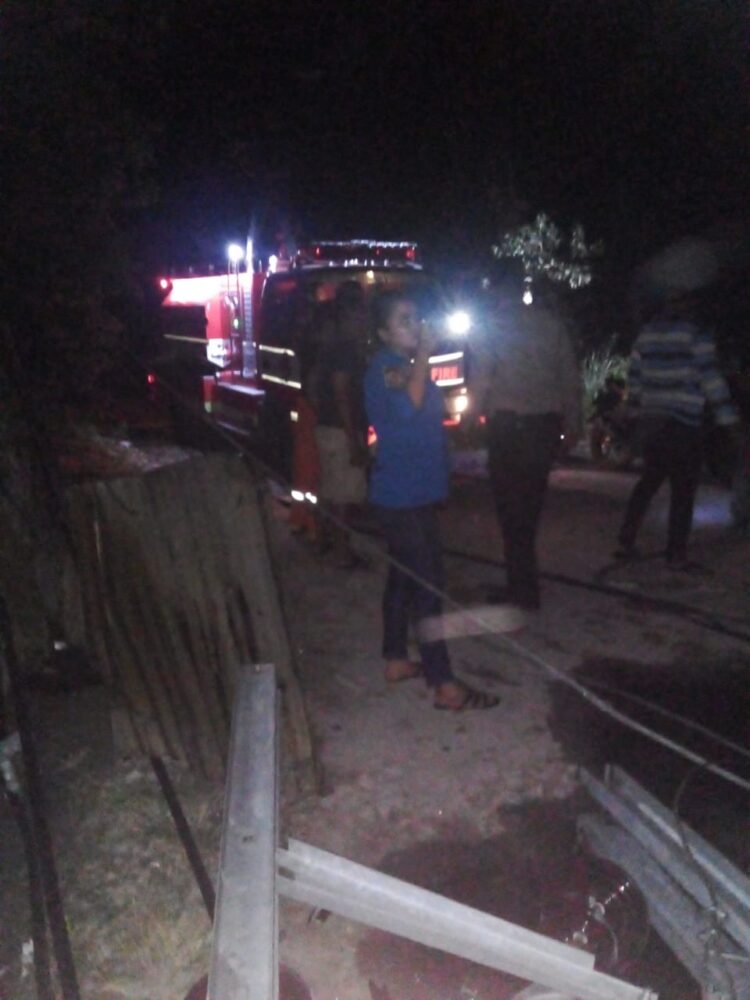 Mobil Damkar dan petugas kepolisian saat di lokasi kejadian.