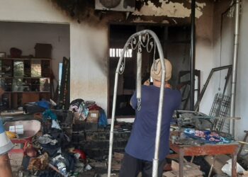 Kondisi rumah milik Duel Ginting yang hangus terbakar.