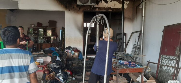 Kondisi rumah milik Duel Ginting yang hangus terbakar.