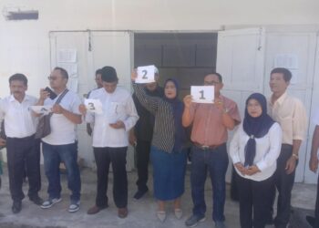 4 orang Calon Pangulu Nagori Siantar State foto bersama usai cabut nomor urut.