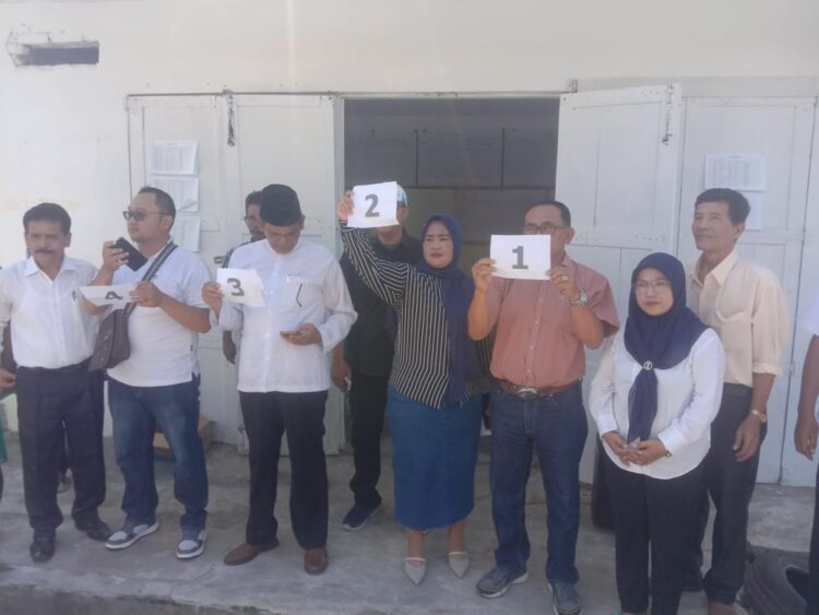 4 orang Calon Pangulu Nagori Siantar State foto bersama usai cabut nomor urut.