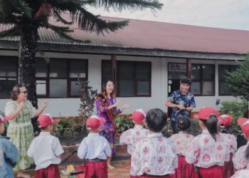 Bunda PAUD Humbang Hasundutan, Ny. Lidia Dosmar Banjarnahor menyemangati murid SD agar rajin belajar.