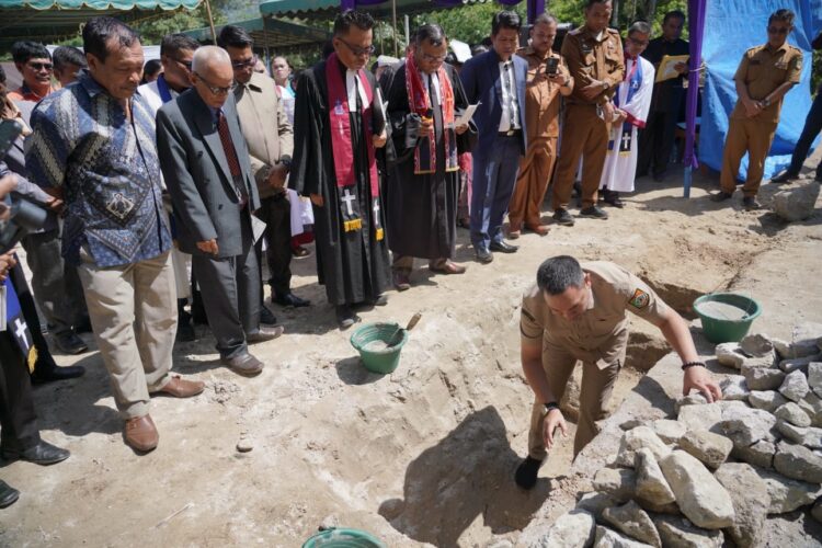 Bupati Pakpak Bharat, Franc Bernhard Tumanggor, meresmikan pembangunan Gereja GKPPD Penggegen, Selasa (04/07/2023), lalu.