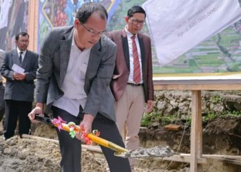 Bupati Humbahas, Dosmar Banjarnahor, meletakkan batu pertama pembangunan Gereja Bethel Indonesia (GBI) Jalan Merdeka Doloksanggul, Jumat (8/7/2023), sebagai tanda dimulainya pembangungan gereja tersebut.