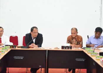Bupati Humbahas, Dosmar Banjarnahor, SE, saat memimpin rapat percepatan penanggulangan kemiskinan ekstrim, di Kabupaten Humbahas, Jumat (30/6/2023) lalu, di Kantor Bupati.