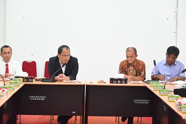 Bupati Humbahas, Dosmar Banjarnahor, SE, saat memimpin rapat percepatan penanggulangan kemiskinan ekstrim, di Kabupaten Humbahas, Jumat (30/6/2023) lalu, di Kantor Bupati.