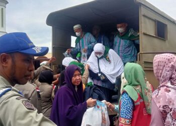 Petugas mengevakuasi jemaah haji asal Kabupaten Asahan, Sumatera Utara lantaran bus mengalami kecelakaan beruntun. Foto/MPI/Nanda Tanjung