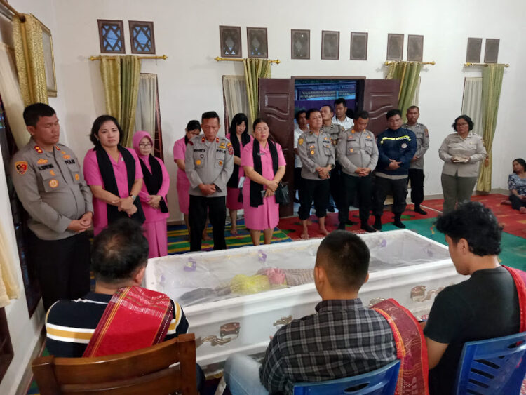 Kapolres Simalungun saat melayat ke rumah duka, di Jl. Melanthon Siregar, Gg. PD Block C, Kelurahan Marihat Jaya, Kecamatan Siantar Marimbun, Kota Pematang Siantar, pada Jumat (30/6/2023), lalu, sekitar pukul 15.30 WIB.