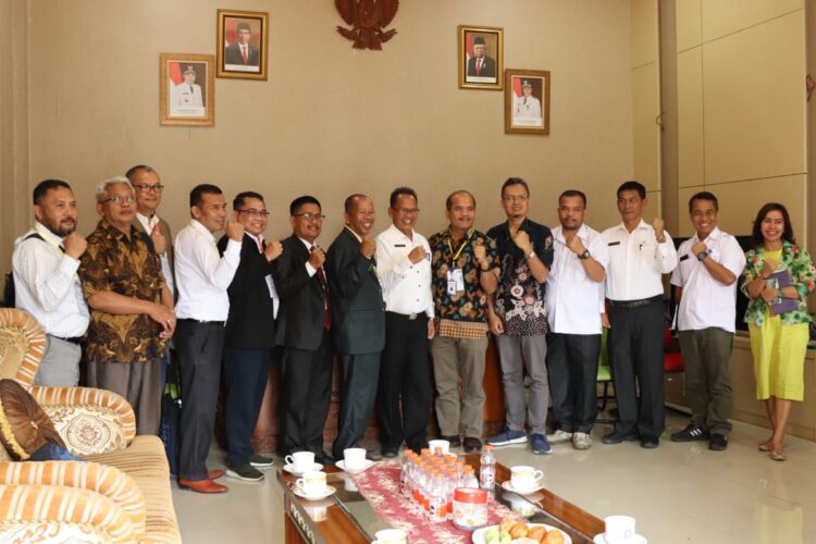 Sekretaris Daerah Pakpak Bharat, Jalan Berutu, S.Pd, MM, saat menerima kunjungan rombongan United Evangelical Mission (UEM) bersama Pimpinan Pusat GKPPD, di ruang kerjanya, kompleks Kantor Bupati Pakpak Bharat.